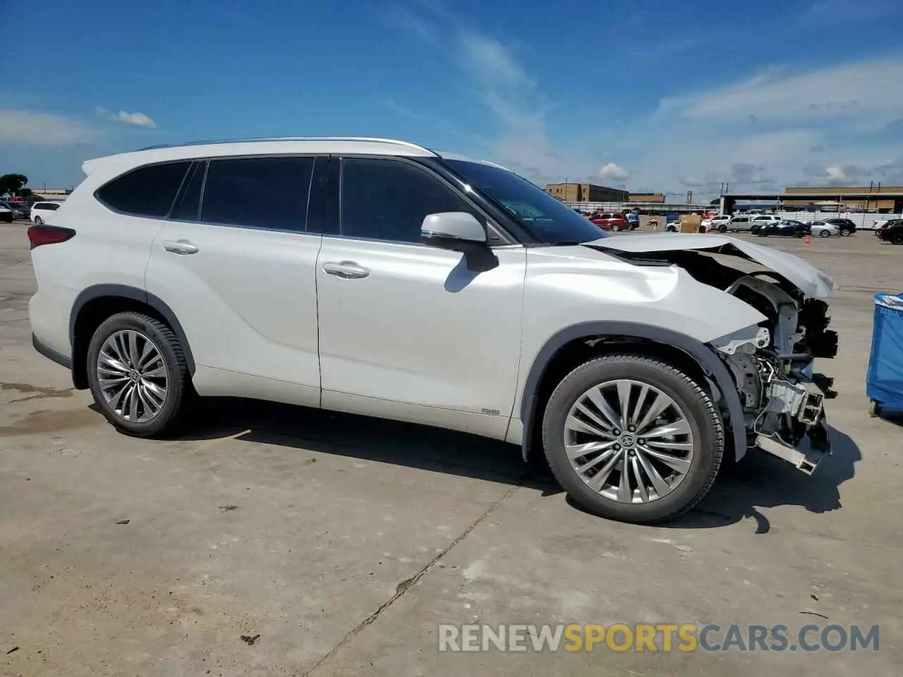4 Photograph of a damaged car 5TDEBRCH3NS078329 TOYOTA HIGHLANDER 2022