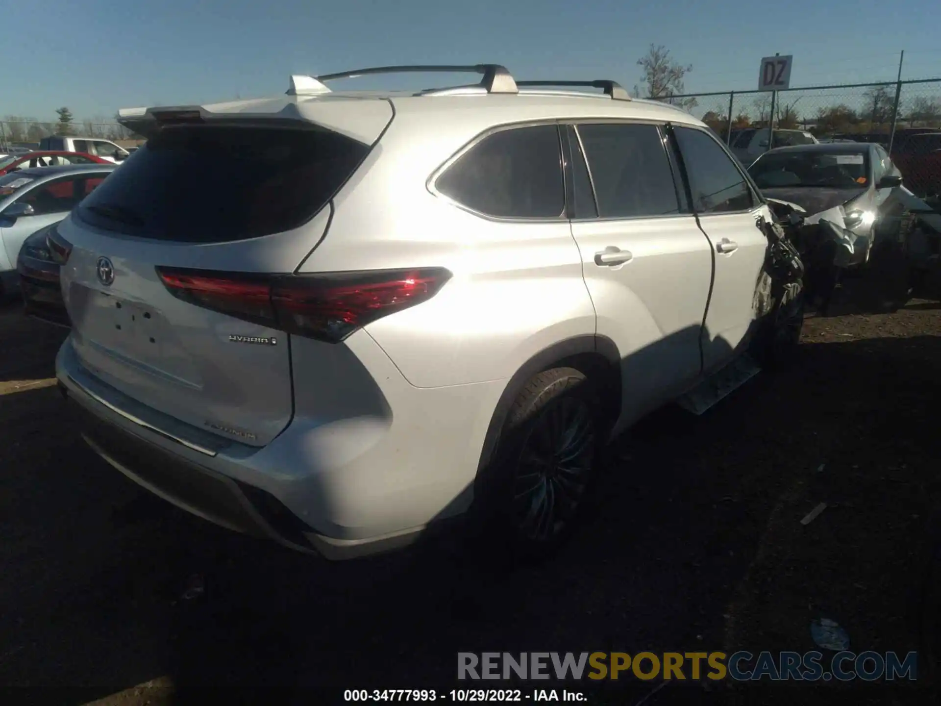 4 Photograph of a damaged car 5TDEBRCH6NS073867 TOYOTA HIGHLANDER 2022