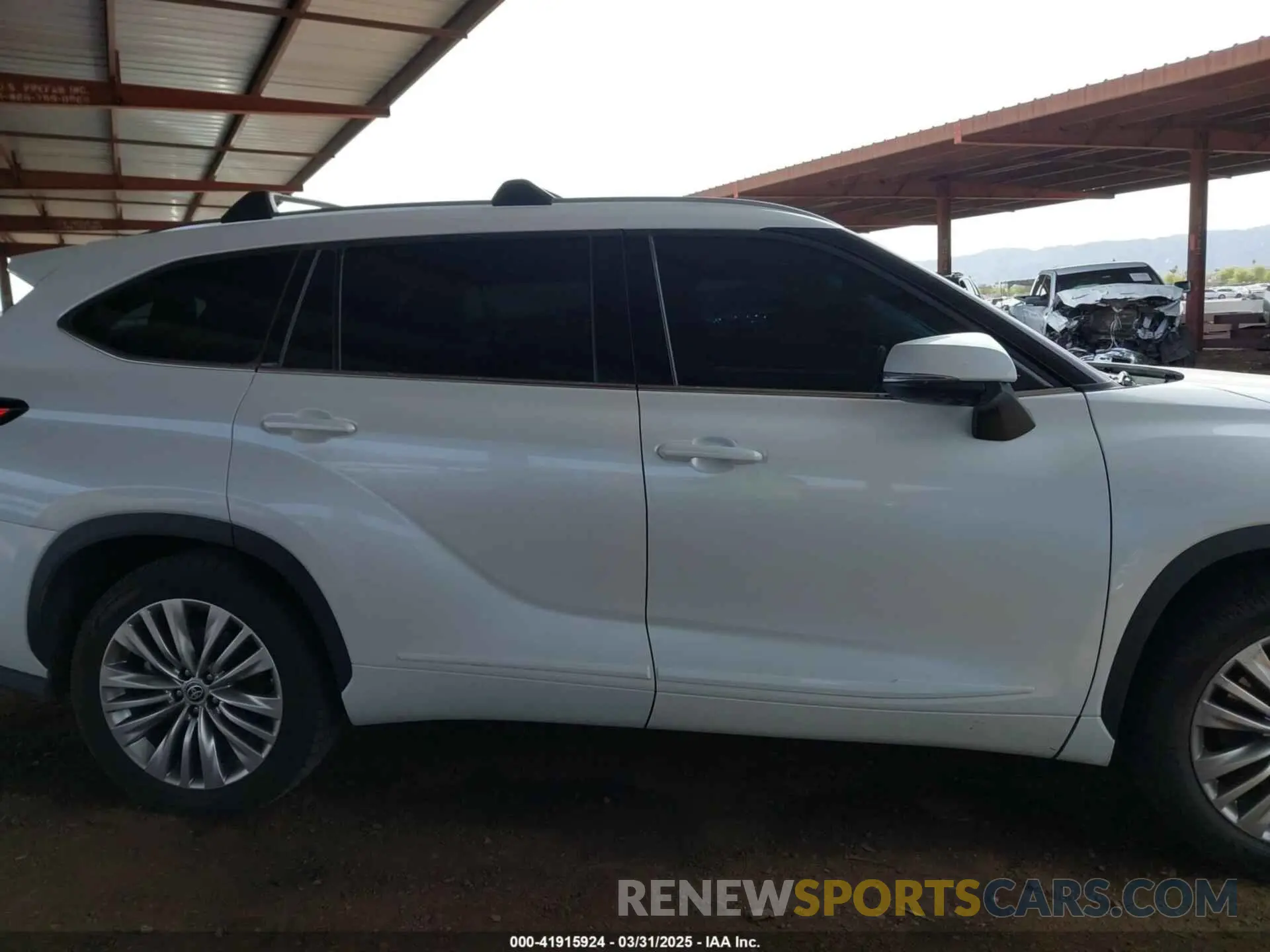 12 Photograph of a damaged car 5TDFARAH5NS014075 TOYOTA HIGHLANDER 2022