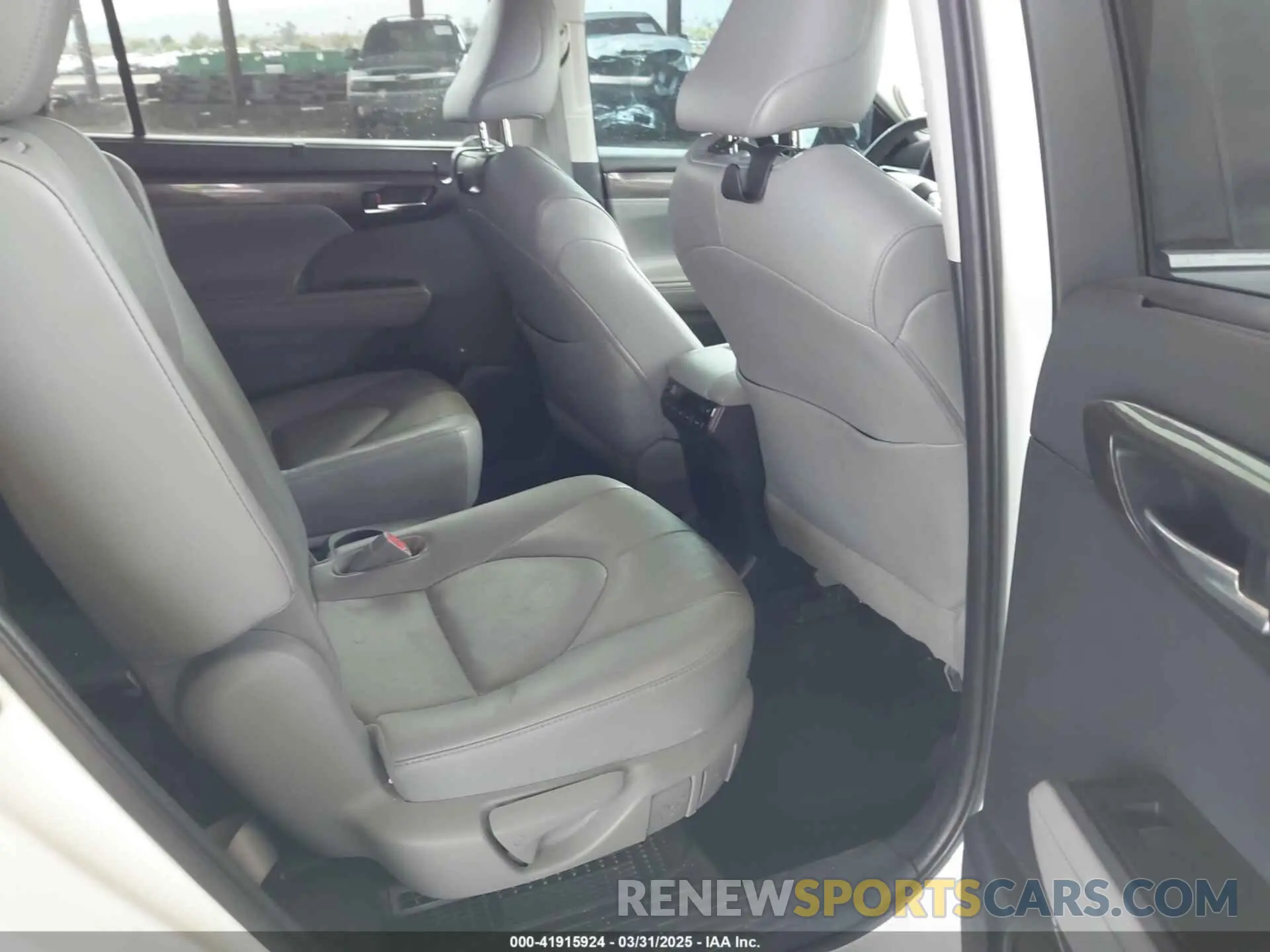 8 Photograph of a damaged car 5TDFARAH5NS014075 TOYOTA HIGHLANDER 2022
