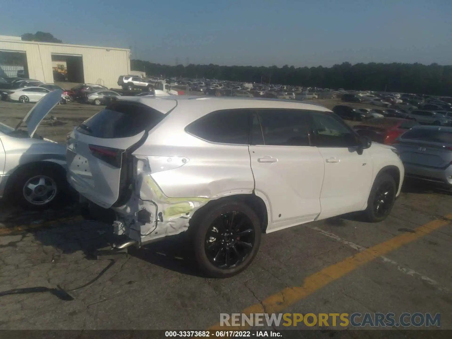 4 Photograph of a damaged car 5TDFZRAH1NS113274 TOYOTA HIGHLANDER 2022