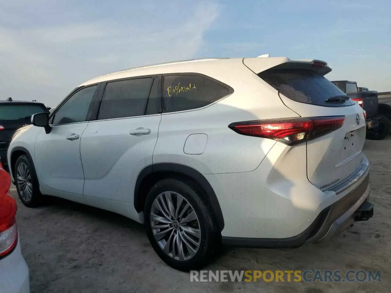 2 Photograph of a damaged car 5TDFZRAH8NS105673 TOYOTA HIGHLANDER 2022