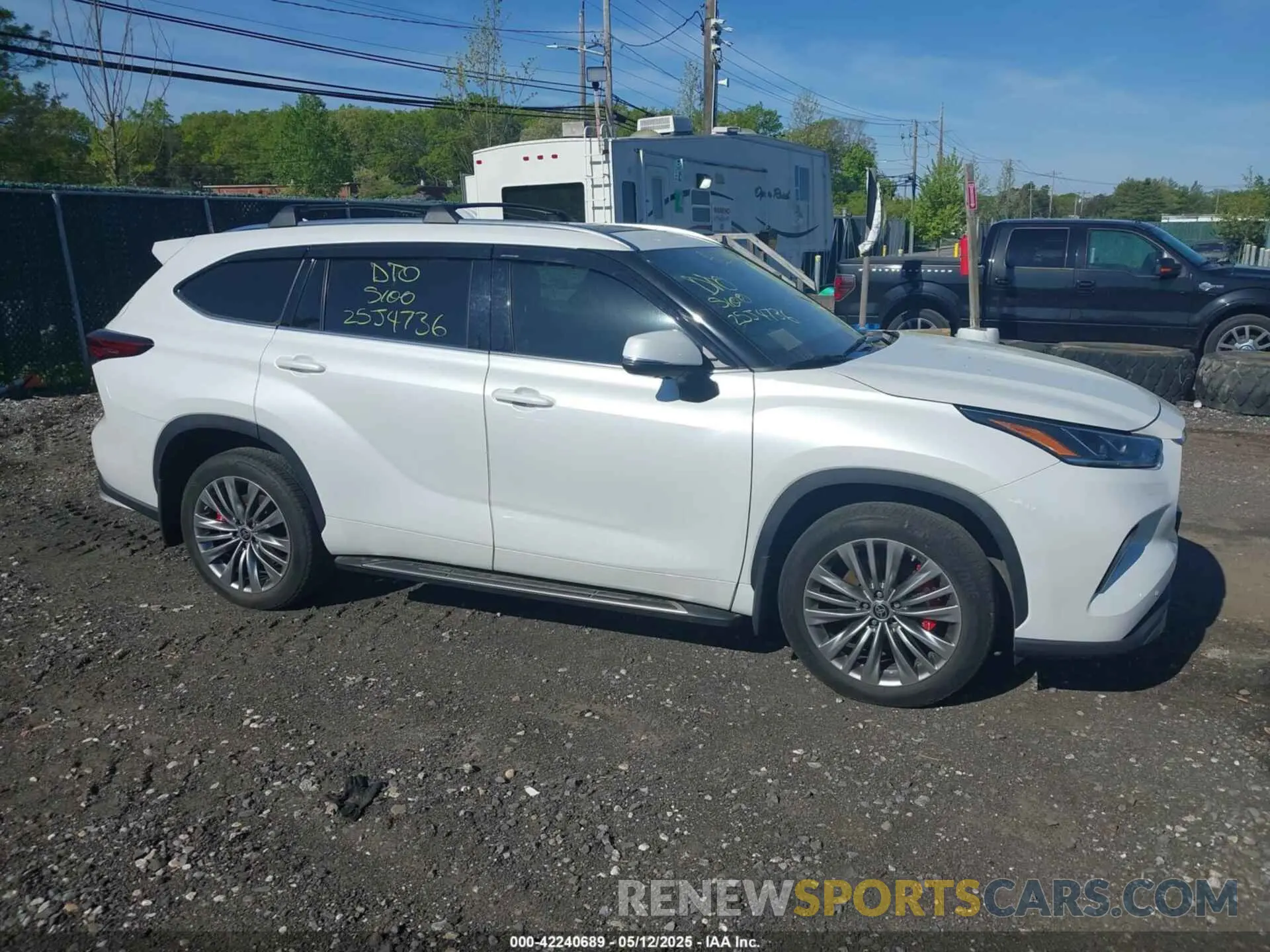 12 Photograph of a damaged car 5TDFZRBH2NS176088 TOYOTA HIGHLANDER 2022