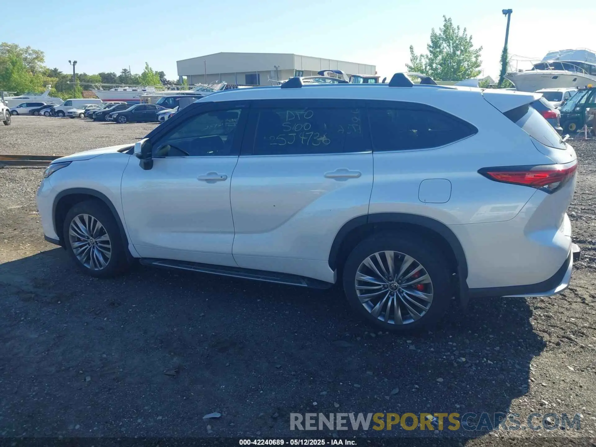 13 Photograph of a damaged car 5TDFZRBH2NS176088 TOYOTA HIGHLANDER 2022