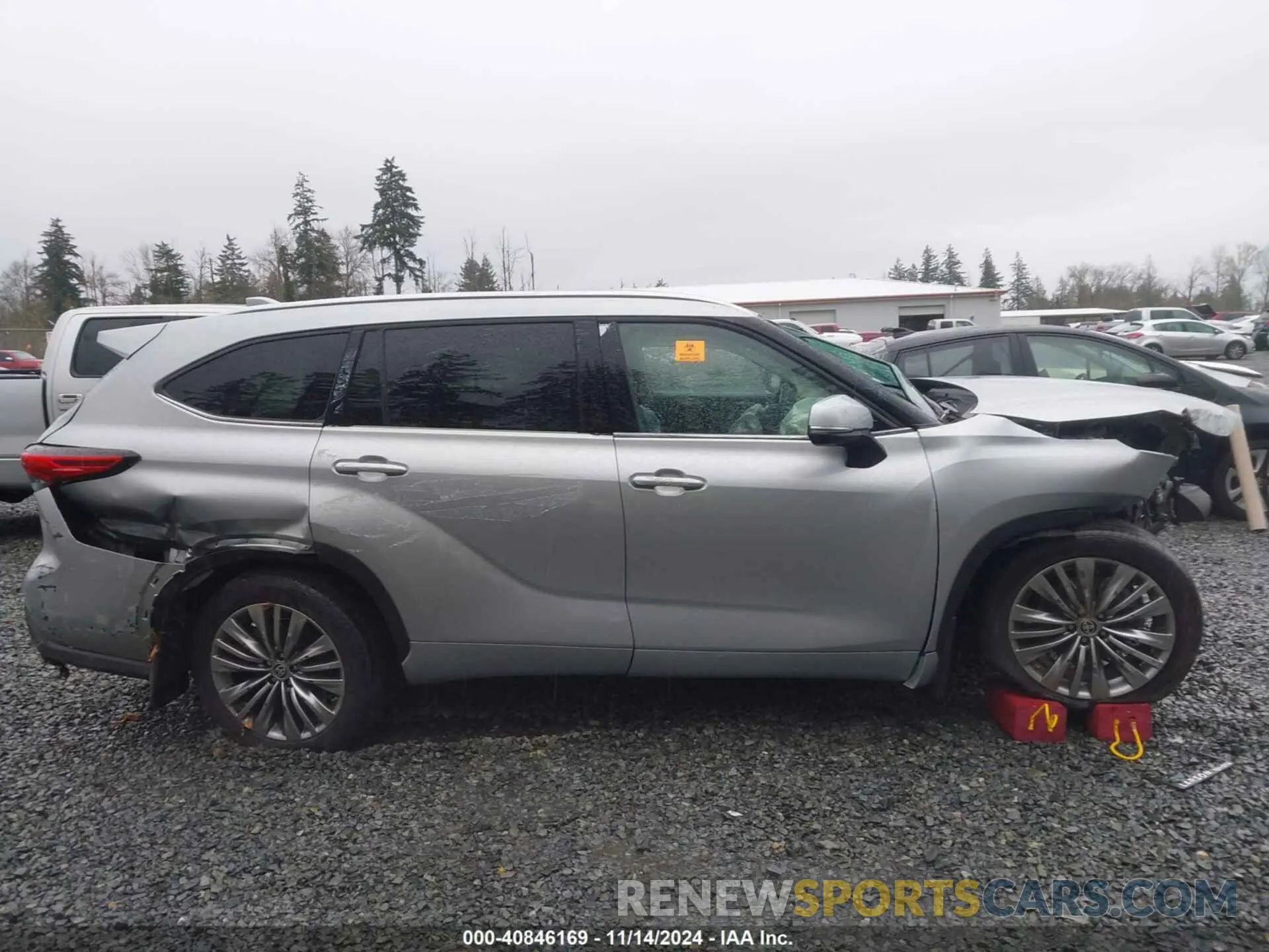 13 Photograph of a damaged car 5TDFZRBH3NS207669 TOYOTA HIGHLANDER 2022