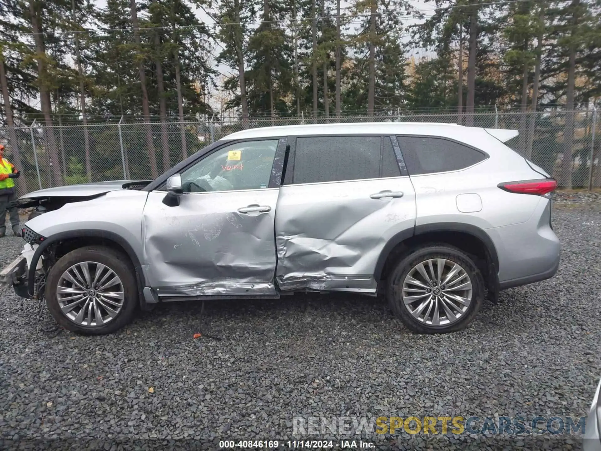 14 Photograph of a damaged car 5TDFZRBH3NS207669 TOYOTA HIGHLANDER 2022