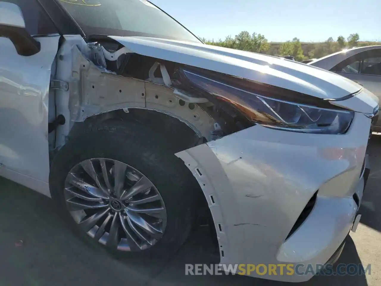 9 Photograph of a damaged car 5TDFZRBH3NS229624 TOYOTA HIGHLANDER 2022