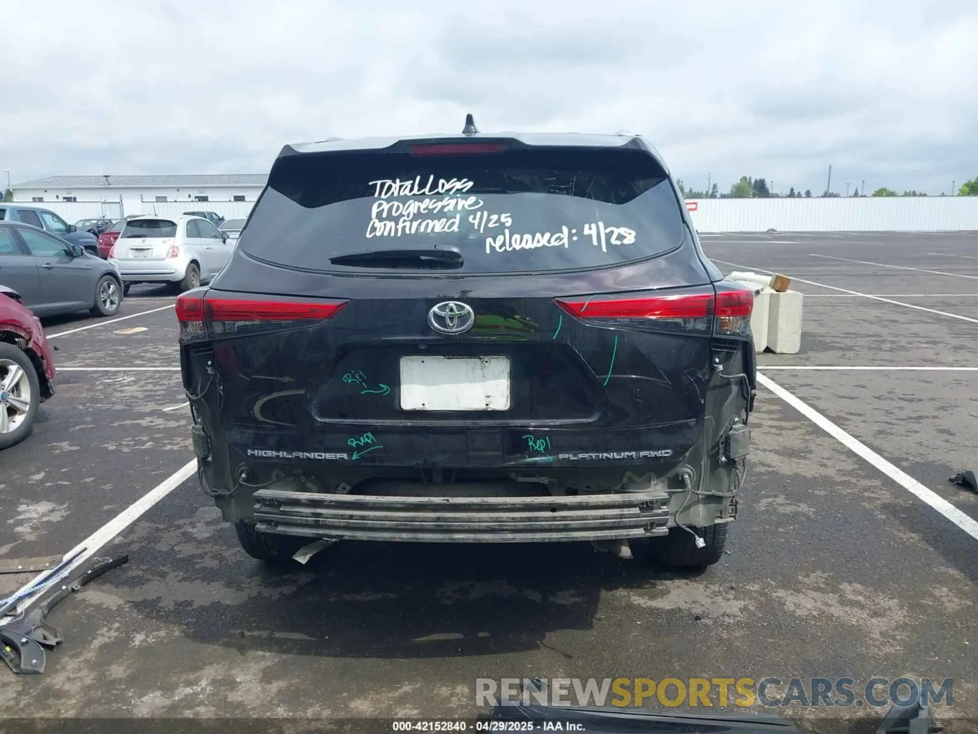 17 Photograph of a damaged car 5TDFZRBH4NS234086 TOYOTA HIGHLANDER 2022