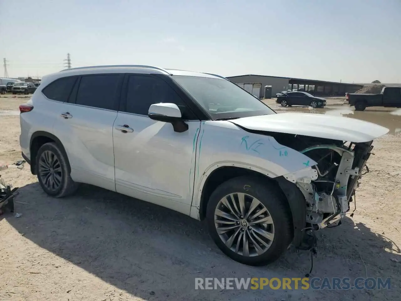4 Photograph of a damaged car 5TDFZRBH5NS171578 TOYOTA HIGHLANDER 2022