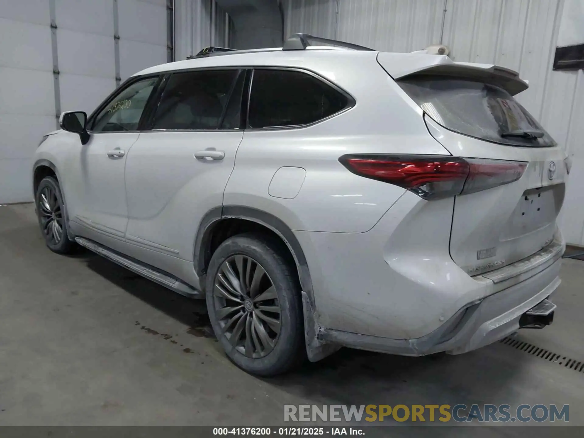 3 Photograph of a damaged car 5TDFZRBH5NS203414 TOYOTA HIGHLANDER 2022