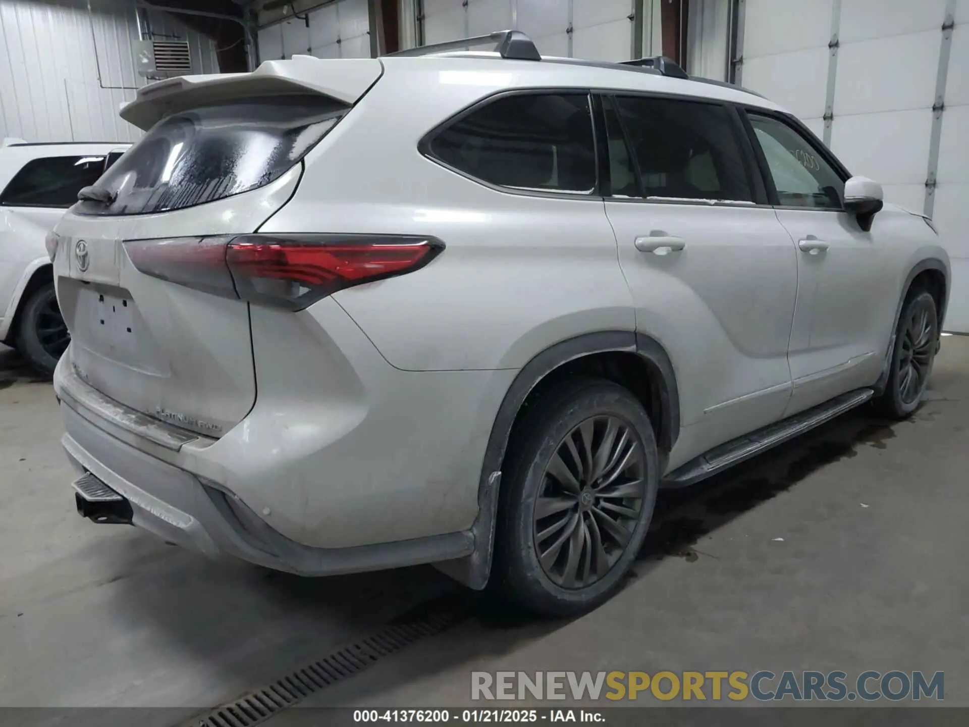 4 Photograph of a damaged car 5TDFZRBH5NS203414 TOYOTA HIGHLANDER 2022