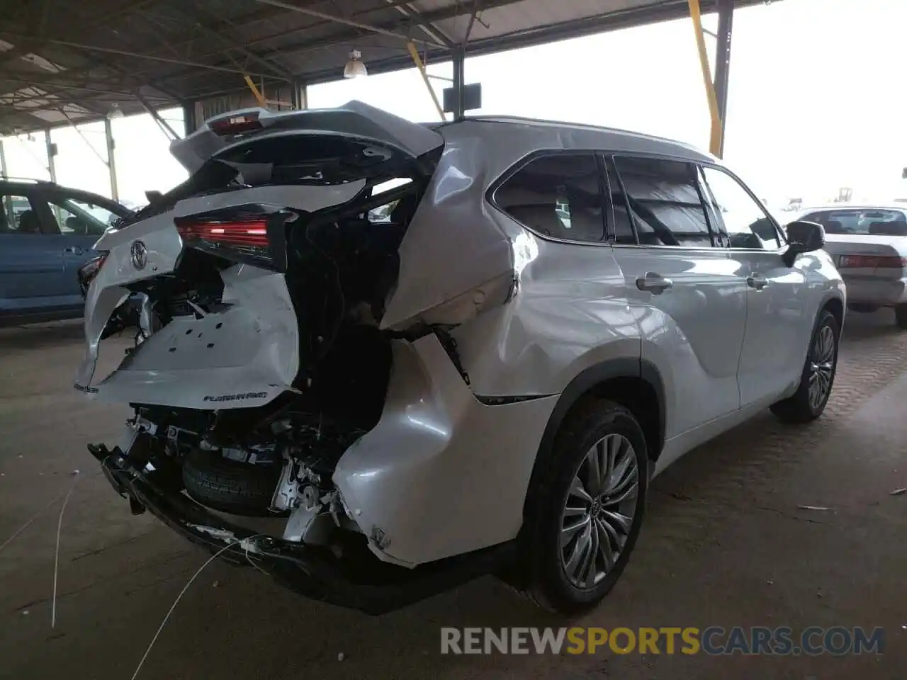 4 Photograph of a damaged car 5TDFZRBH5NS212842 TOYOTA HIGHLANDER 2022