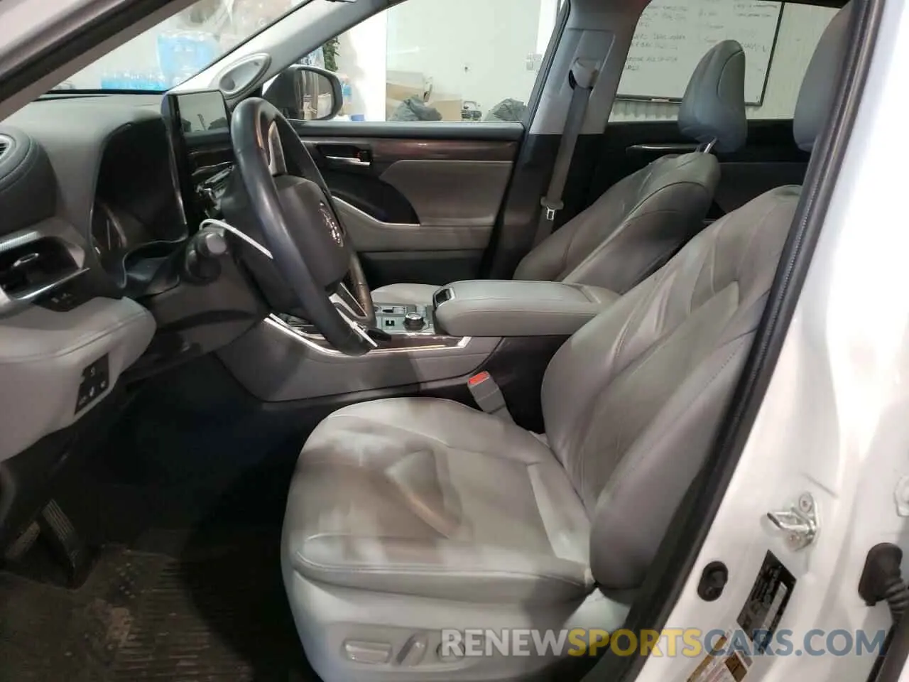 7 Photograph of a damaged car 5TDFZRBH6NS181763 TOYOTA HIGHLANDER 2022