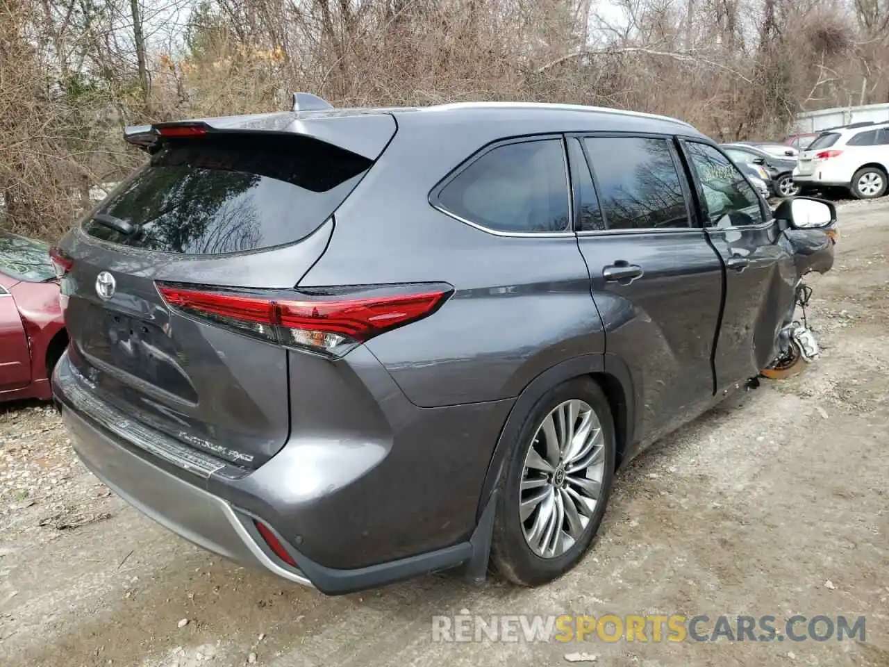 4 Photograph of a damaged car 5TDFZRBH8NS172384 TOYOTA HIGHLANDER 2022