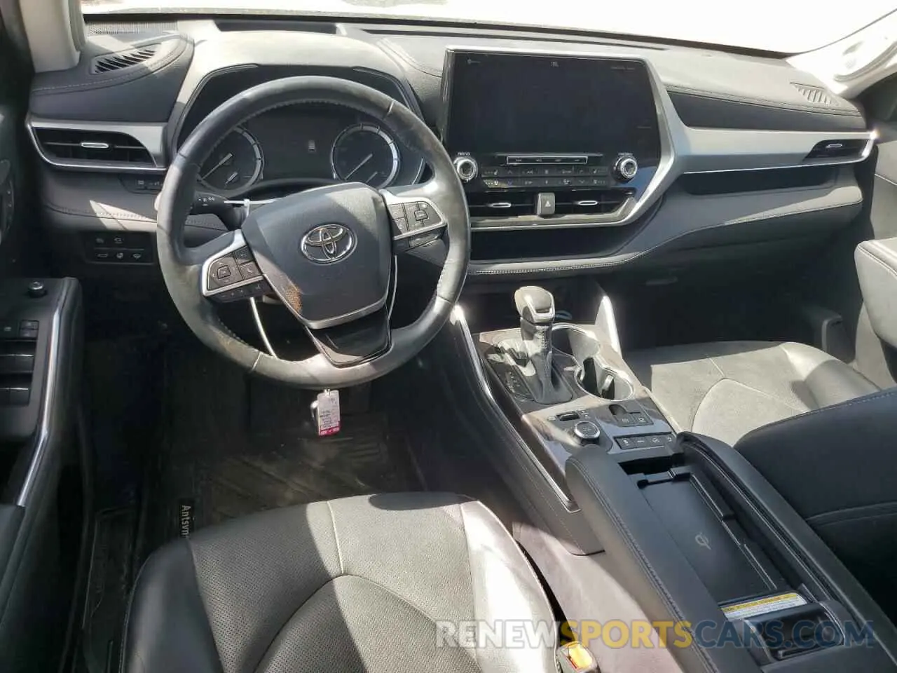 8 Photograph of a damaged car 5TDFZRBH8NS183062 TOYOTA HIGHLANDER 2022