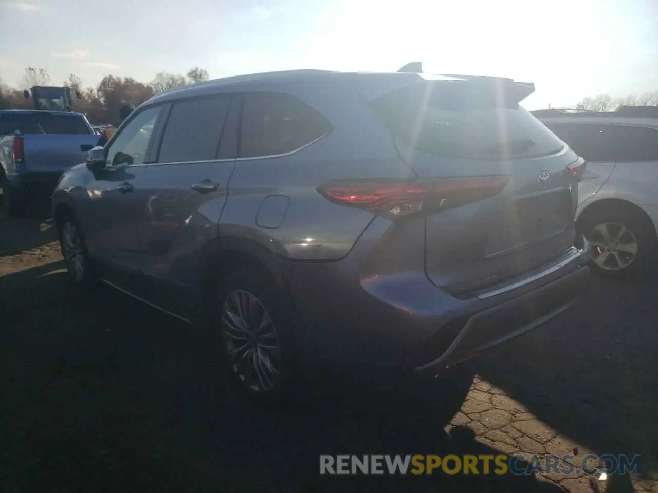 2 Photograph of a damaged car 5TDFZRBH8NS192442 TOYOTA HIGHLANDER 2022
