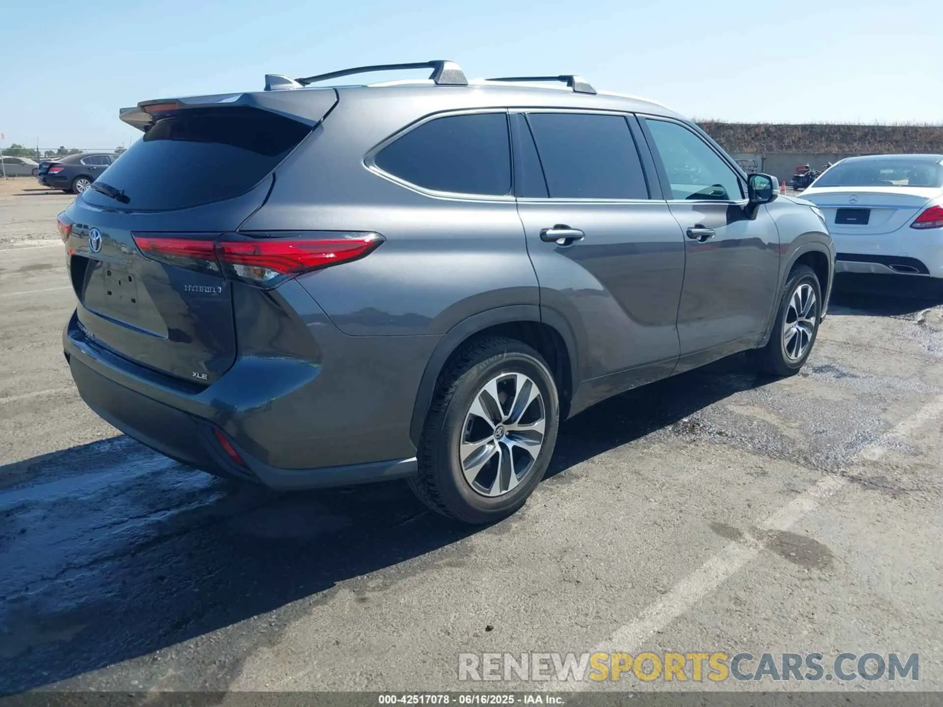 4 Photograph of a damaged car 5TDGARAH1NS516618 TOYOTA HIGHLANDER 2022