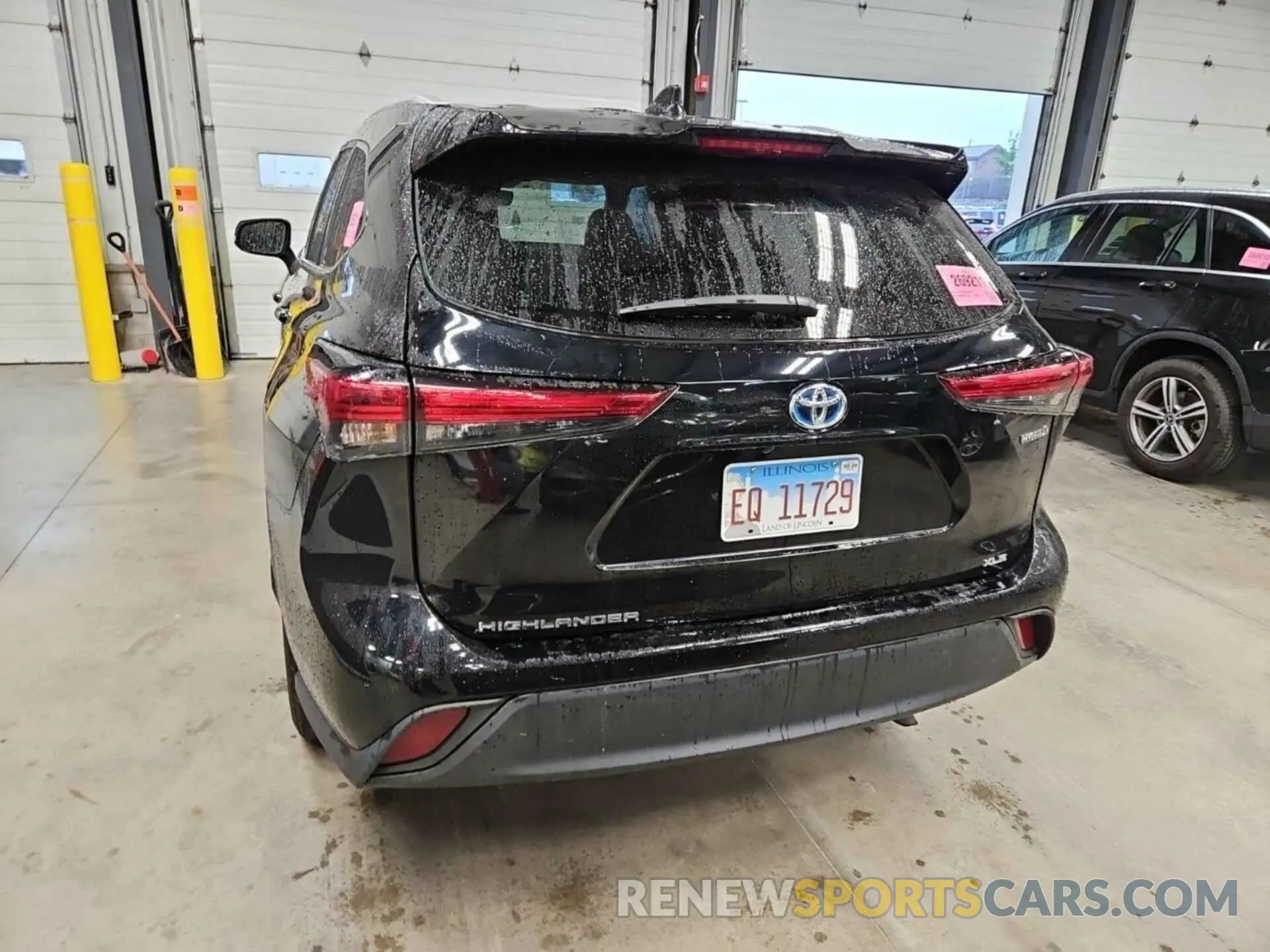 32 Photograph of a damaged car 5TDGARAH5NS511387 TOYOTA HIGHLANDER 2022