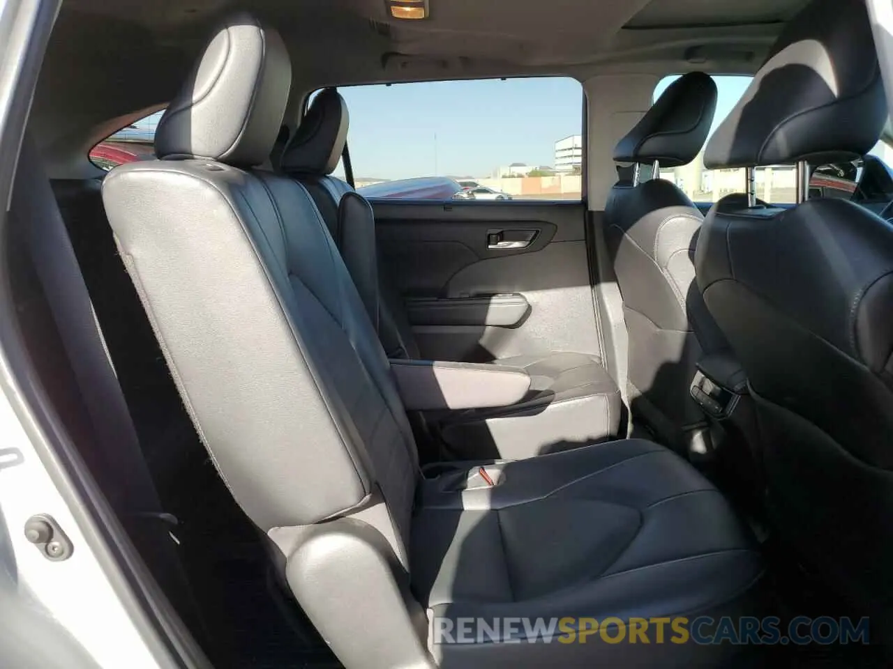 11 Photograph of a damaged car 5TDGARAH5NS516055 TOYOTA HIGHLANDER 2022