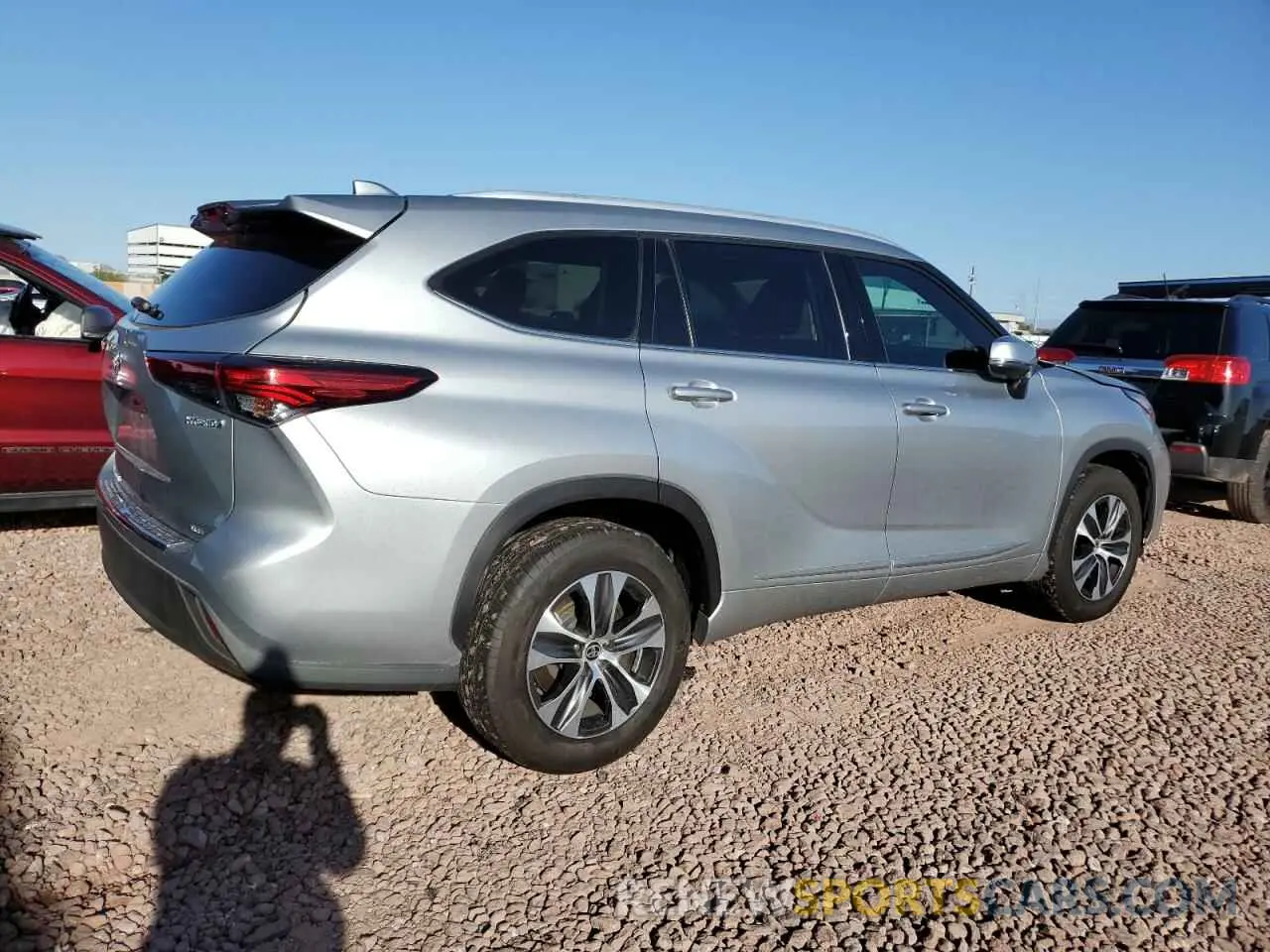 3 Photograph of a damaged car 5TDGARAH5NS516055 TOYOTA HIGHLANDER 2022