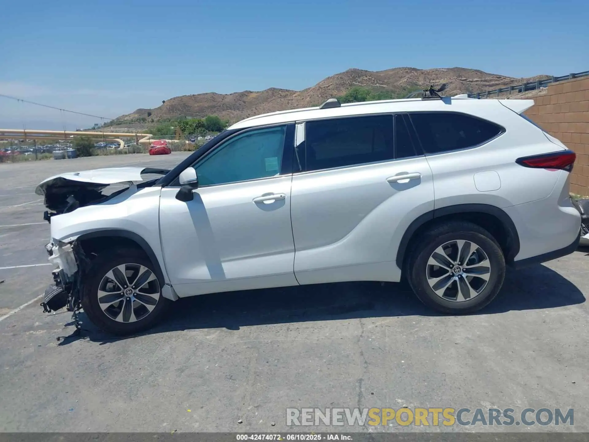 14 Photograph of a damaged car 5TDGARAH8NS514686 TOYOTA HIGHLANDER 2022