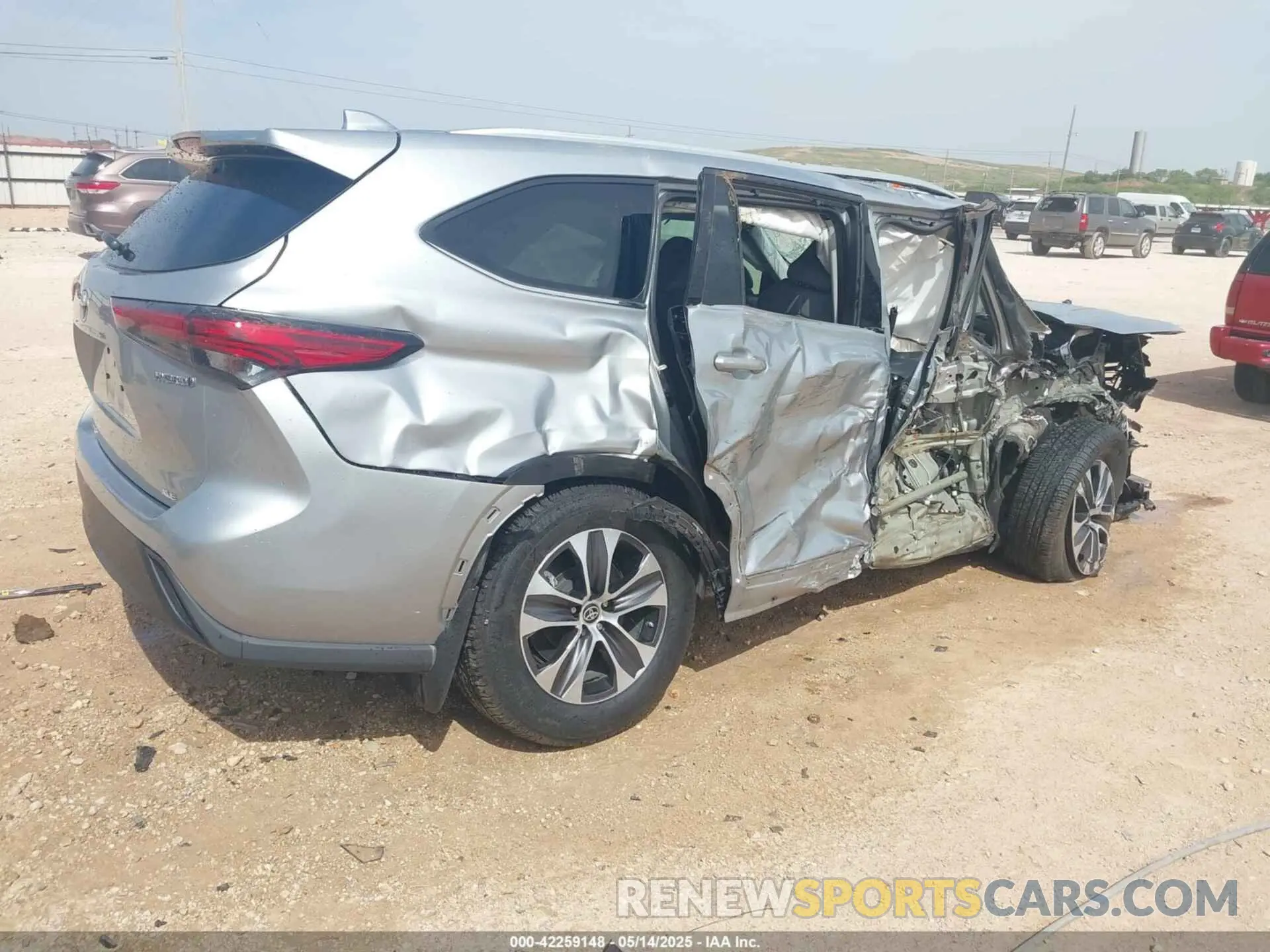 4 Photograph of a damaged car 5TDGARAH9NS515975 TOYOTA HIGHLANDER 2022