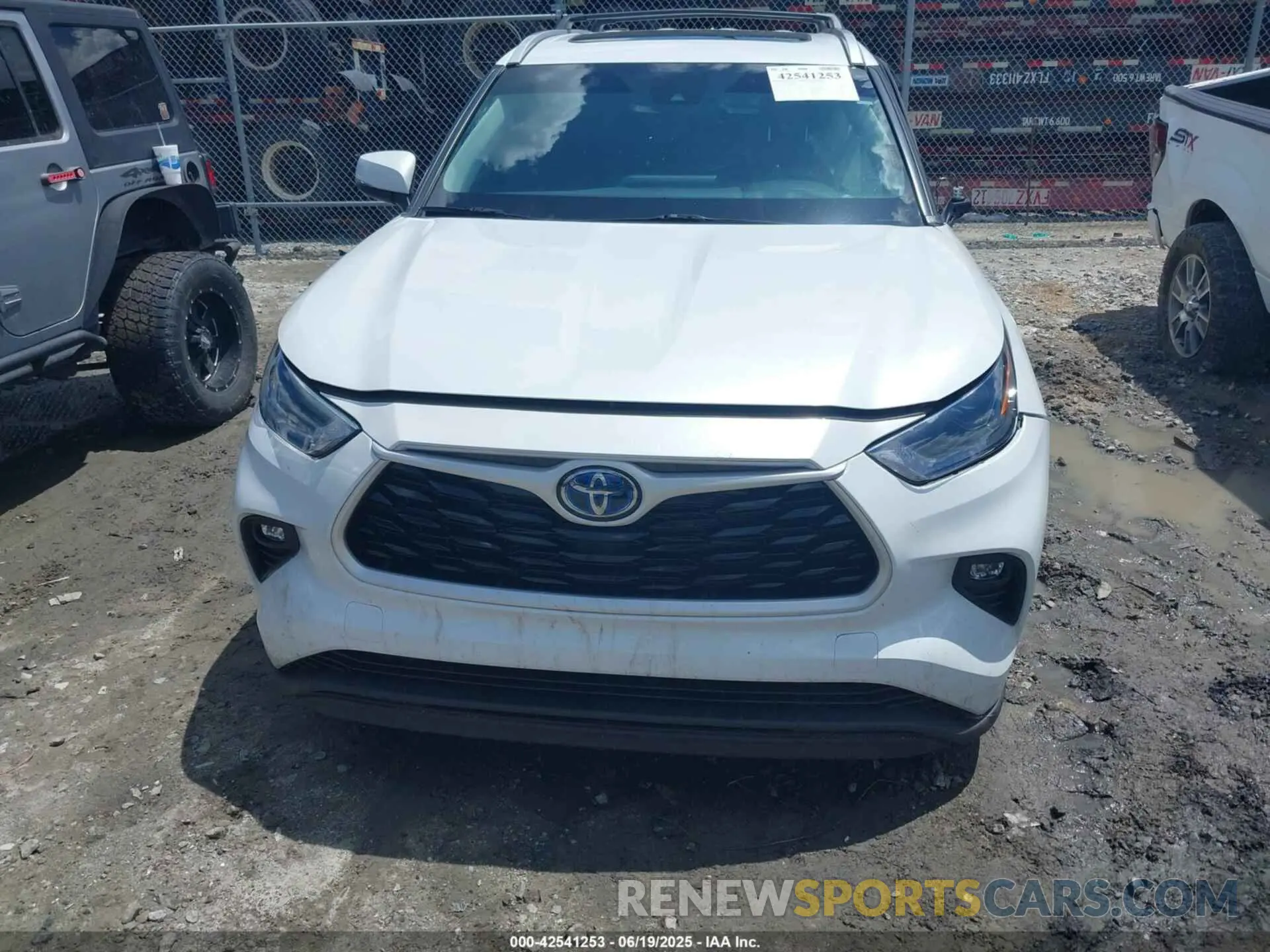 12 Photograph of a damaged car 5TDGARAHXNS512129 TOYOTA HIGHLANDER 2022