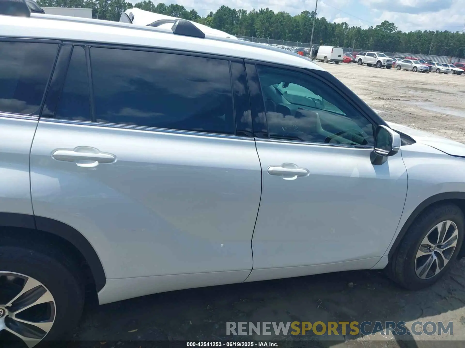 13 Photograph of a damaged car 5TDGARAHXNS512129 TOYOTA HIGHLANDER 2022