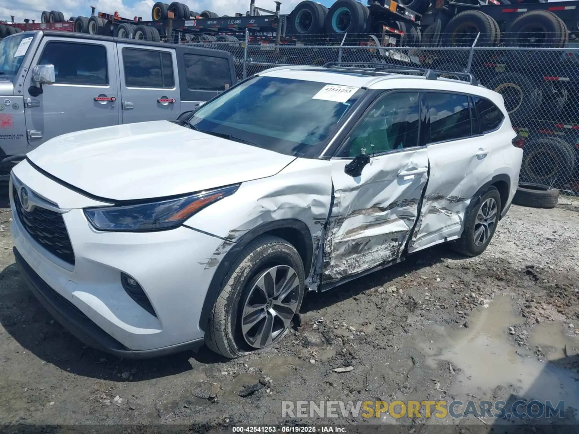2 Photograph of a damaged car 5TDGARAHXNS512129 TOYOTA HIGHLANDER 2022