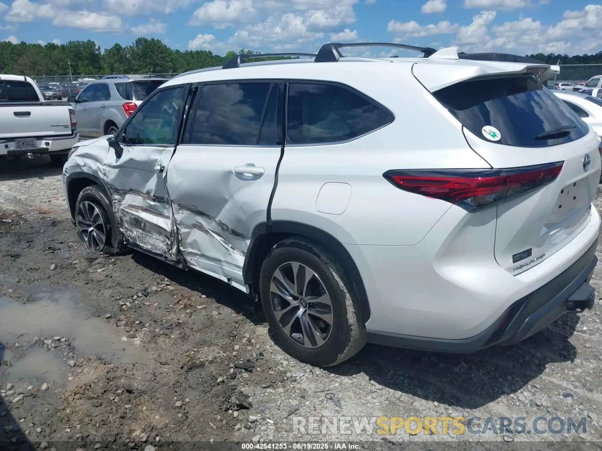 3 Photograph of a damaged car 5TDGARAHXNS512129 TOYOTA HIGHLANDER 2022
