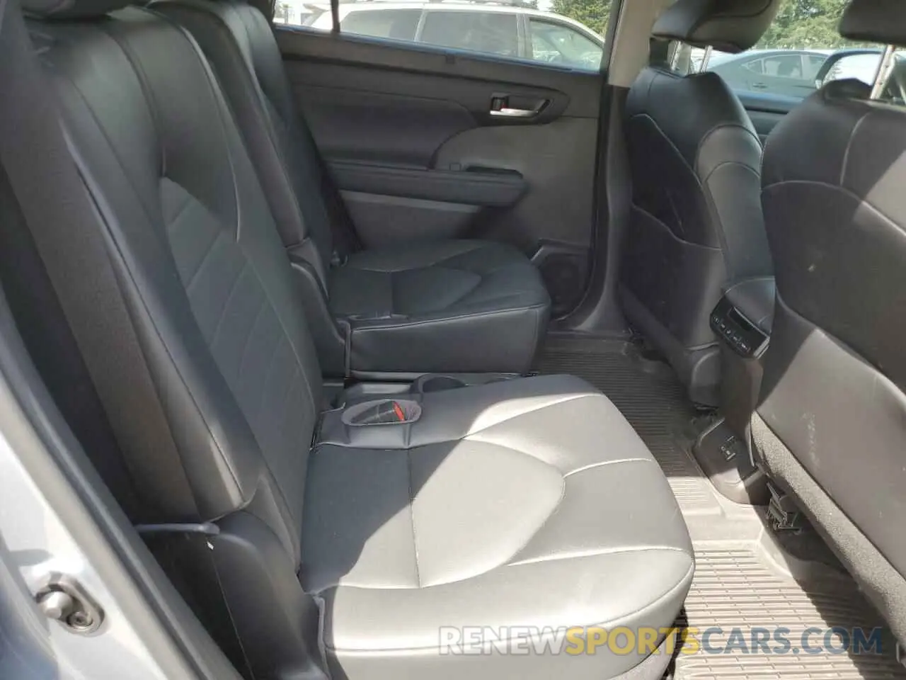 11 Photograph of a damaged car 5TDGBRCH2NS093333 TOYOTA HIGHLANDER 2022