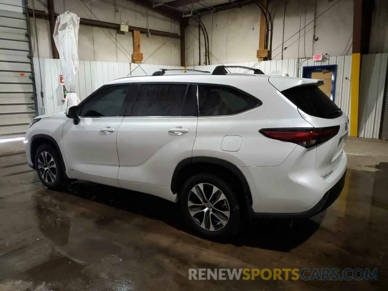 2 Photograph of a damaged car 5TDGBRCH4NS549235 TOYOTA HIGHLANDER 2022