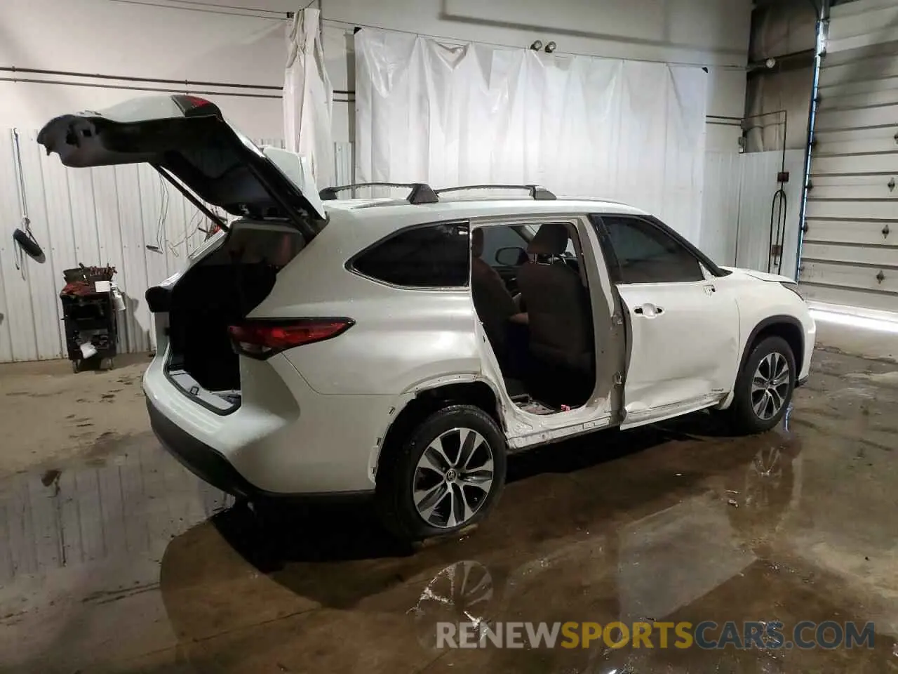 3 Photograph of a damaged car 5TDGBRCH4NS549235 TOYOTA HIGHLANDER 2022