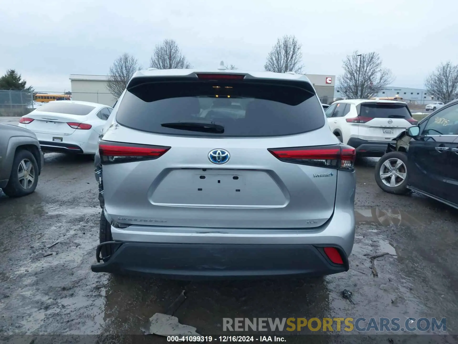 16 Photograph of a damaged car 5TDGBRCH5NS538129 TOYOTA HIGHLANDER 2022