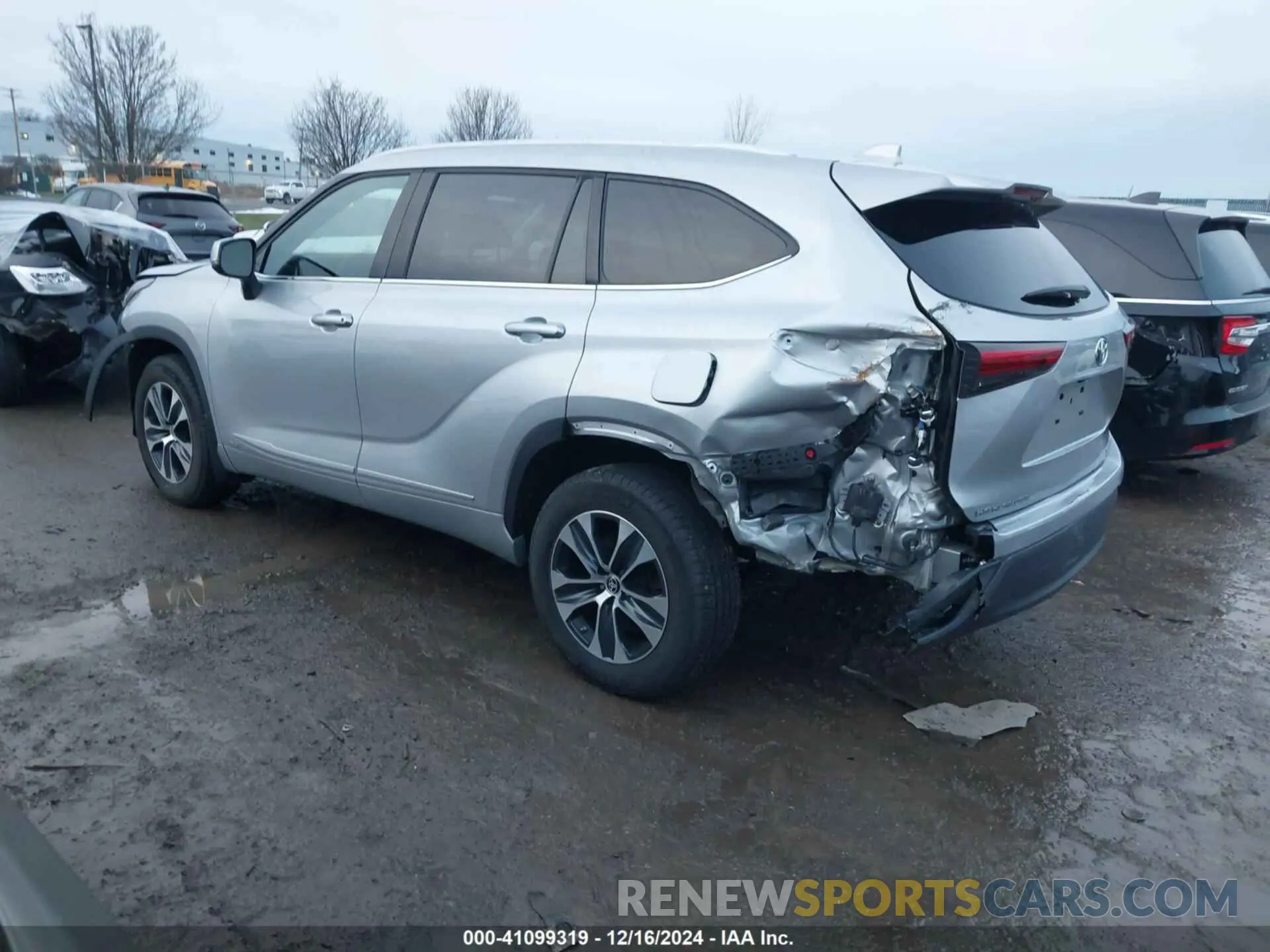 3 Photograph of a damaged car 5TDGBRCH5NS538129 TOYOTA HIGHLANDER 2022