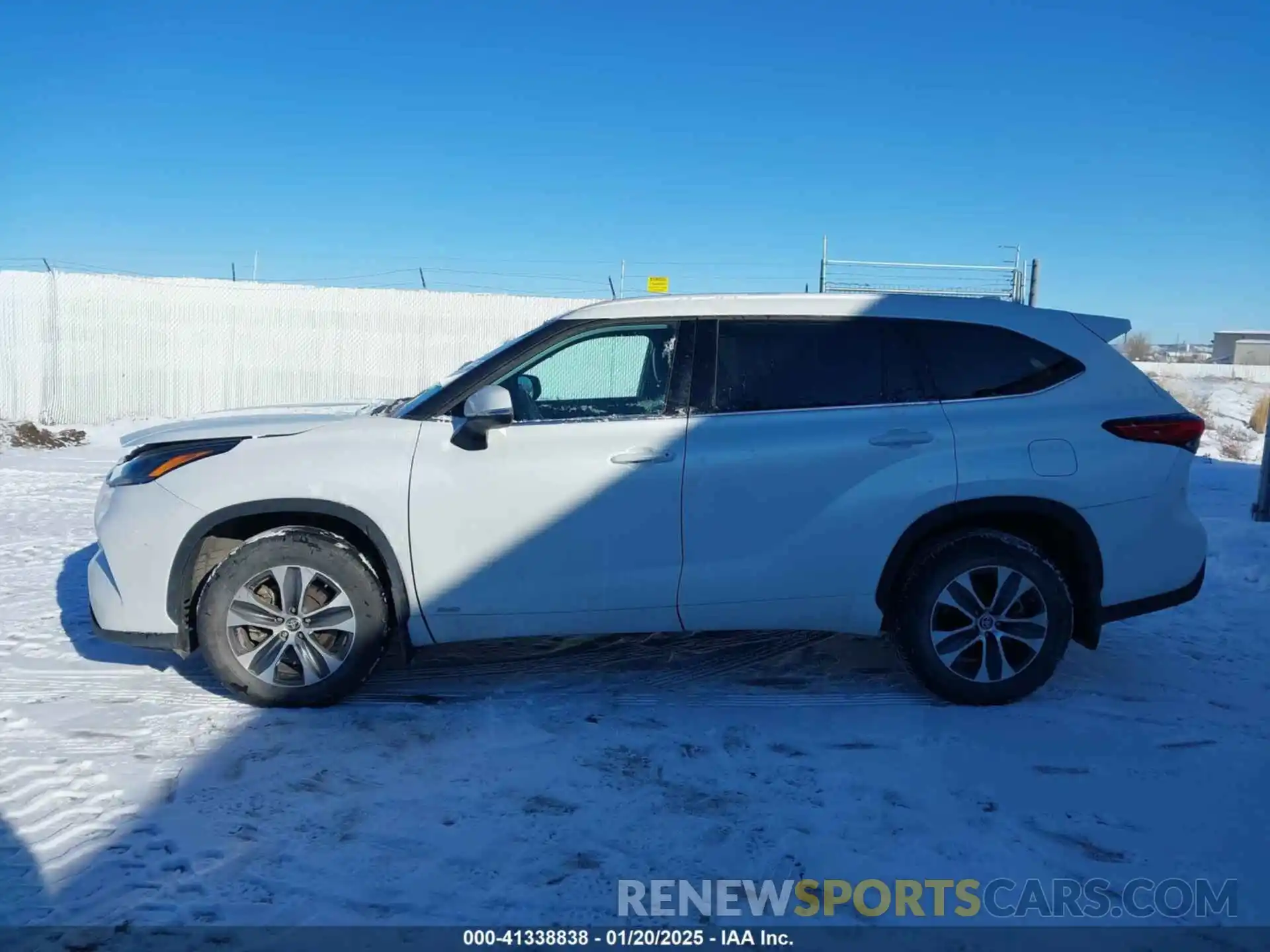 13 Photograph of a damaged car 5TDGBRCH5NS558963 TOYOTA HIGHLANDER 2022