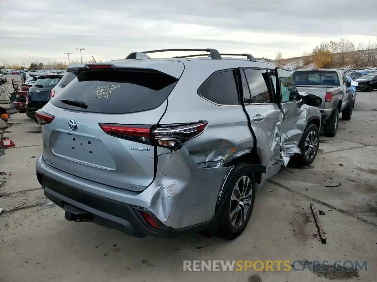 4 Photograph of a damaged car 5TDGBRCH8NS538402 TOYOTA HIGHLANDER 2022