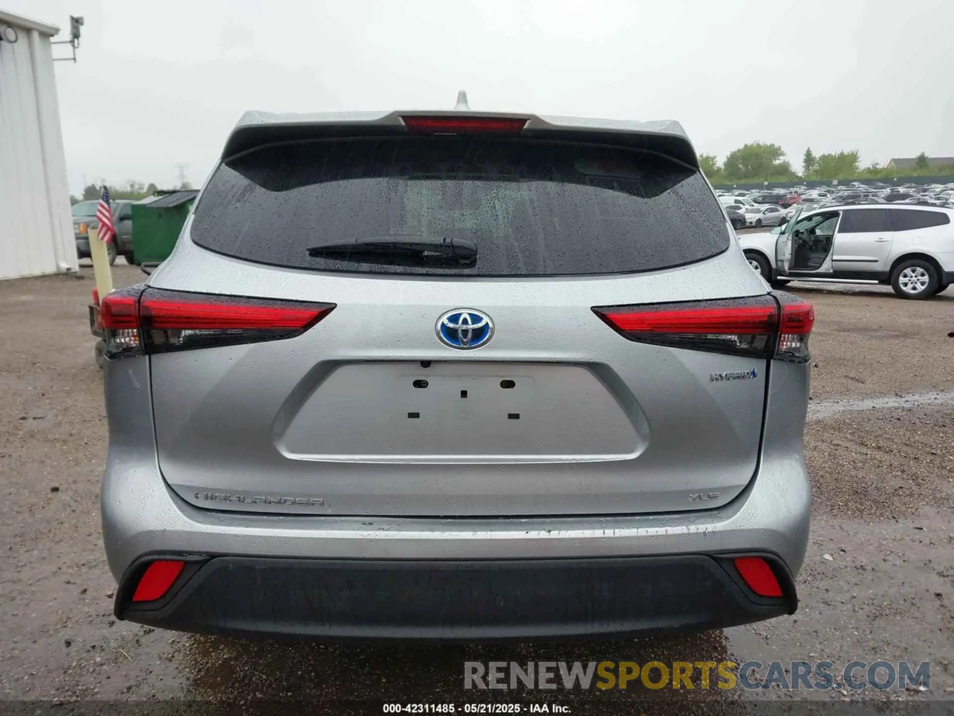 17 Photograph of a damaged car 5TDGBRCH9NS545990 TOYOTA HIGHLANDER 2022