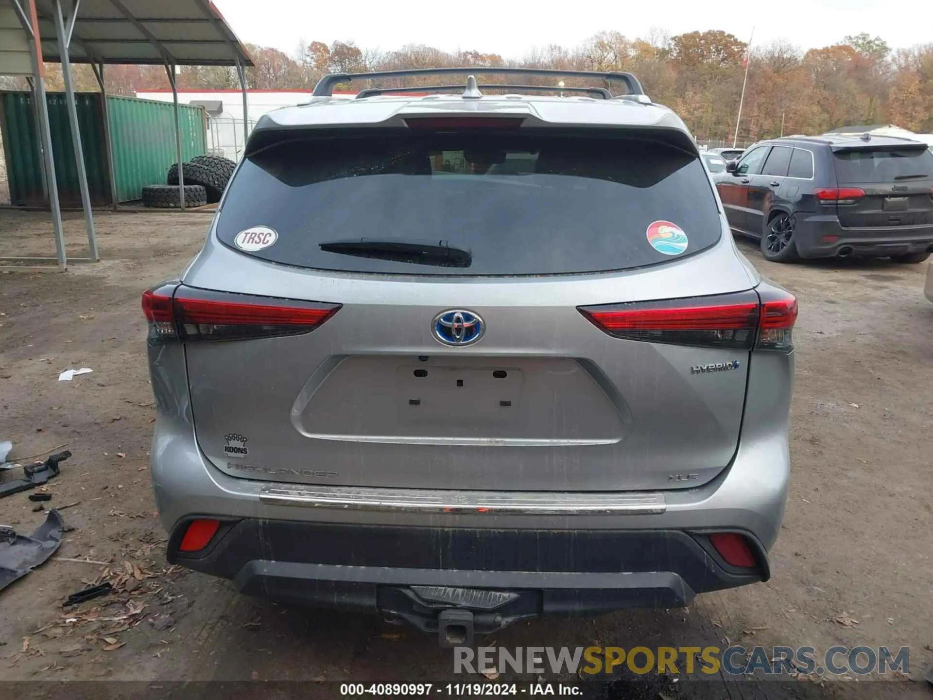 17 Photograph of a damaged car 5TDGBRCH9NS546735 TOYOTA HIGHLANDER 2022