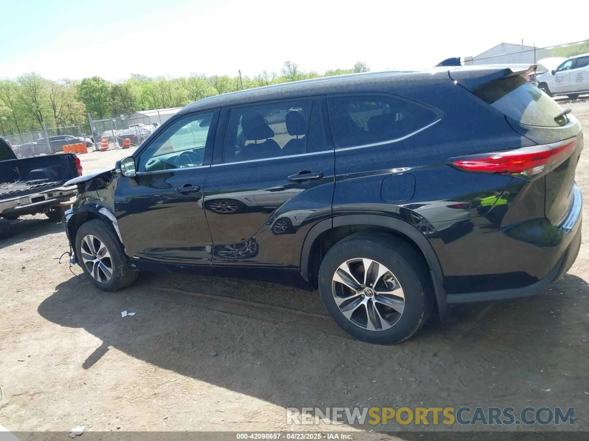 14 Photograph of a damaged car 5TDGBRCHXNS545867 TOYOTA HIGHLANDER 2022