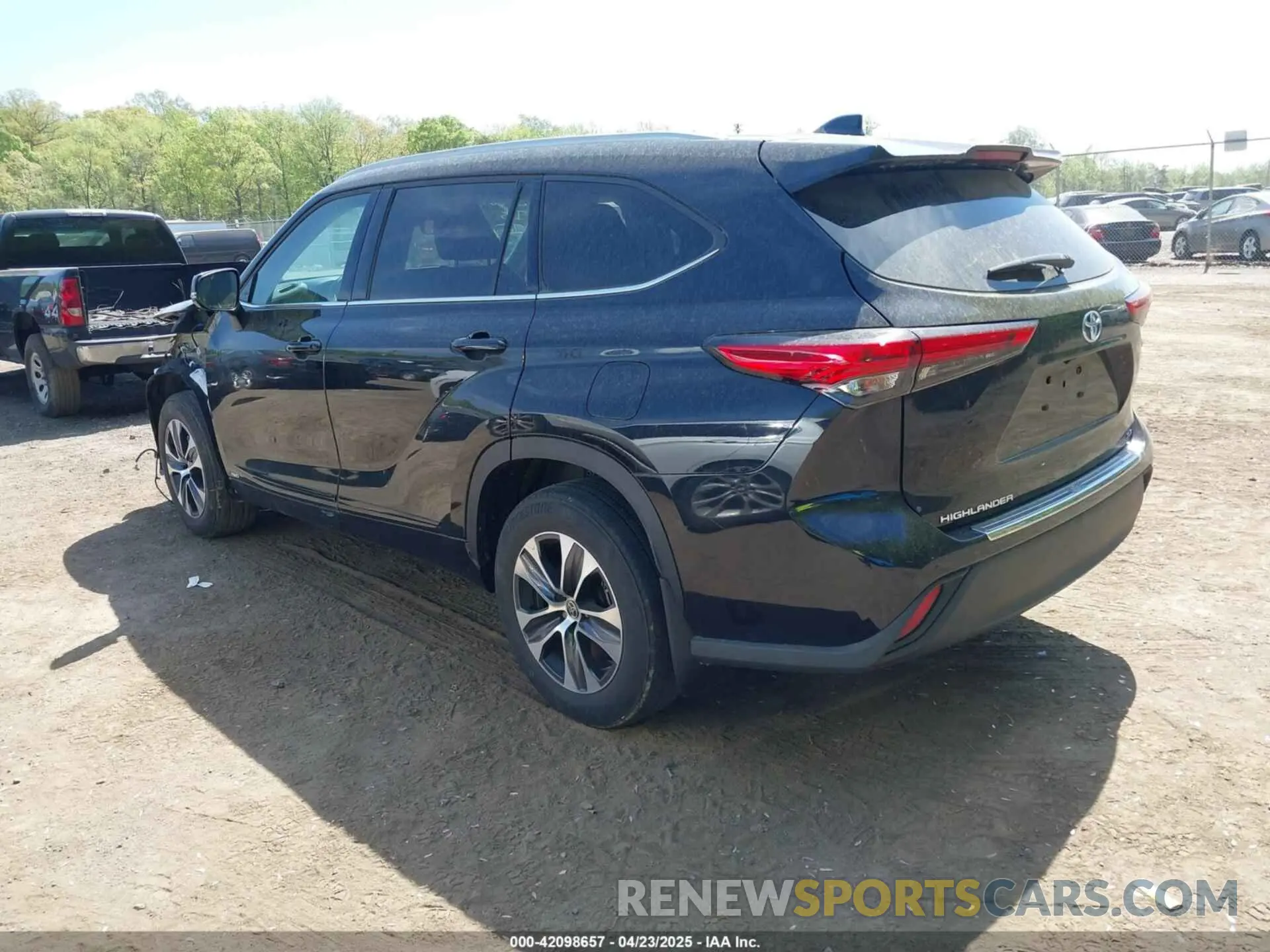 3 Photograph of a damaged car 5TDGBRCHXNS545867 TOYOTA HIGHLANDER 2022