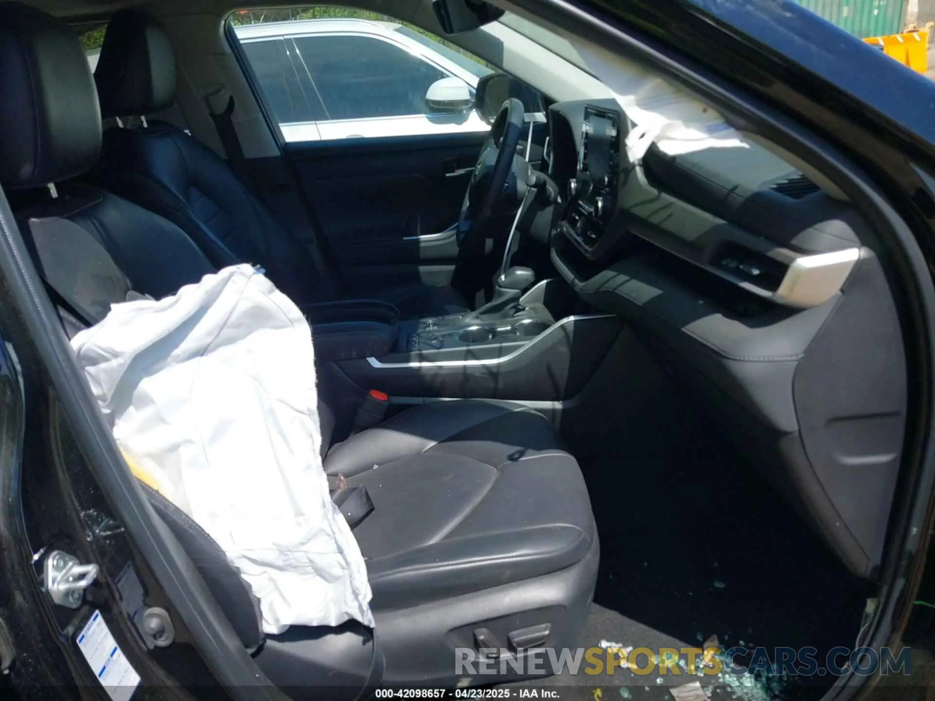 5 Photograph of a damaged car 5TDGBRCHXNS545867 TOYOTA HIGHLANDER 2022