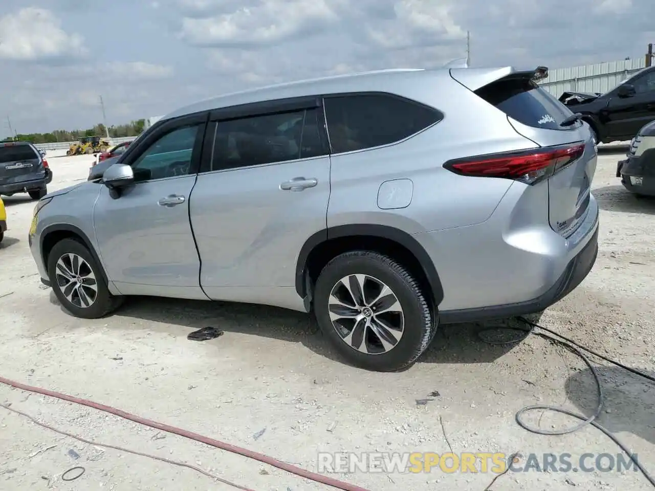 2 Photograph of a damaged car 5TDGZRAH0NS098223 TOYOTA HIGHLANDER 2022