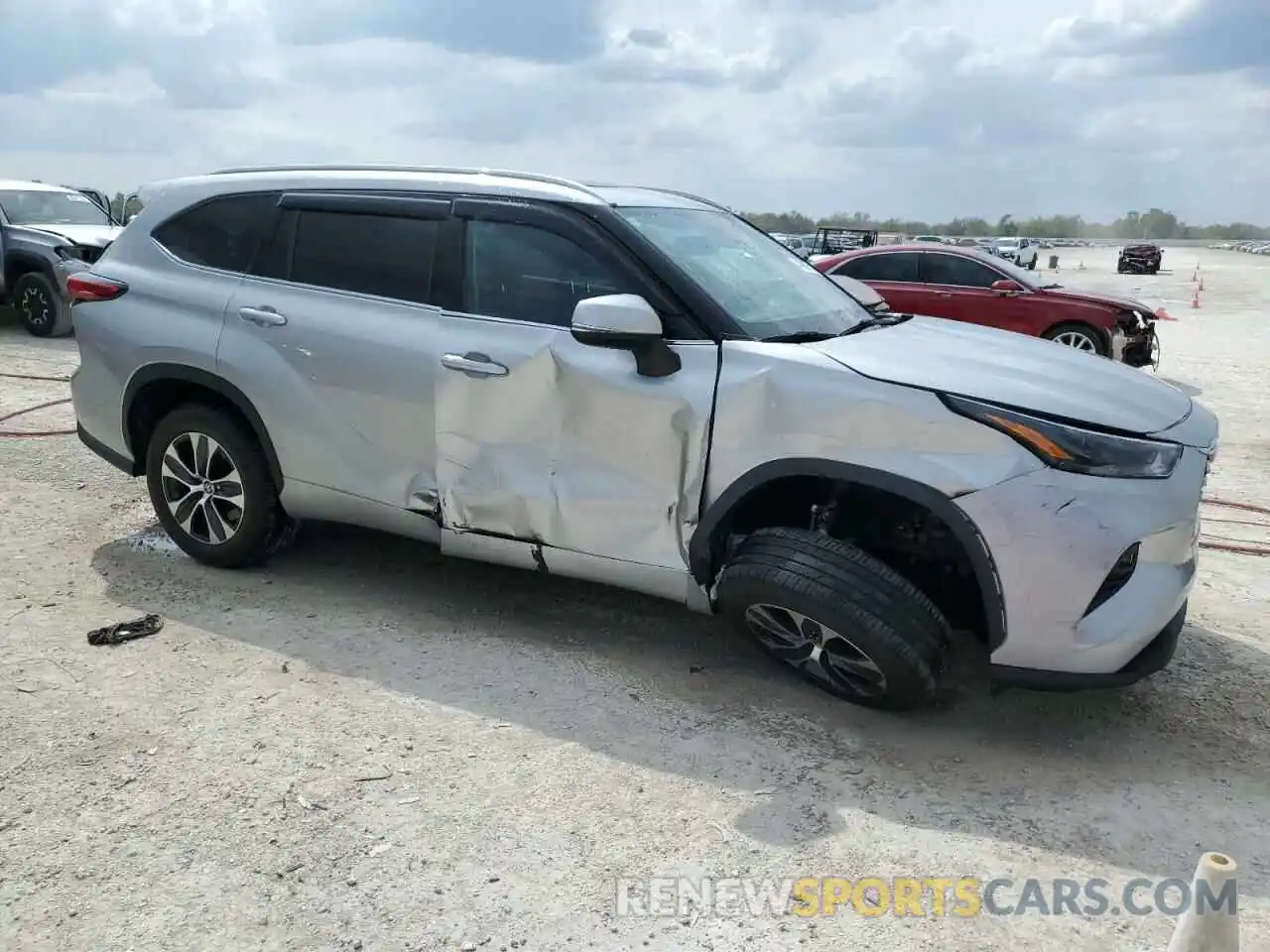 4 Photograph of a damaged car 5TDGZRAH0NS098223 TOYOTA HIGHLANDER 2022