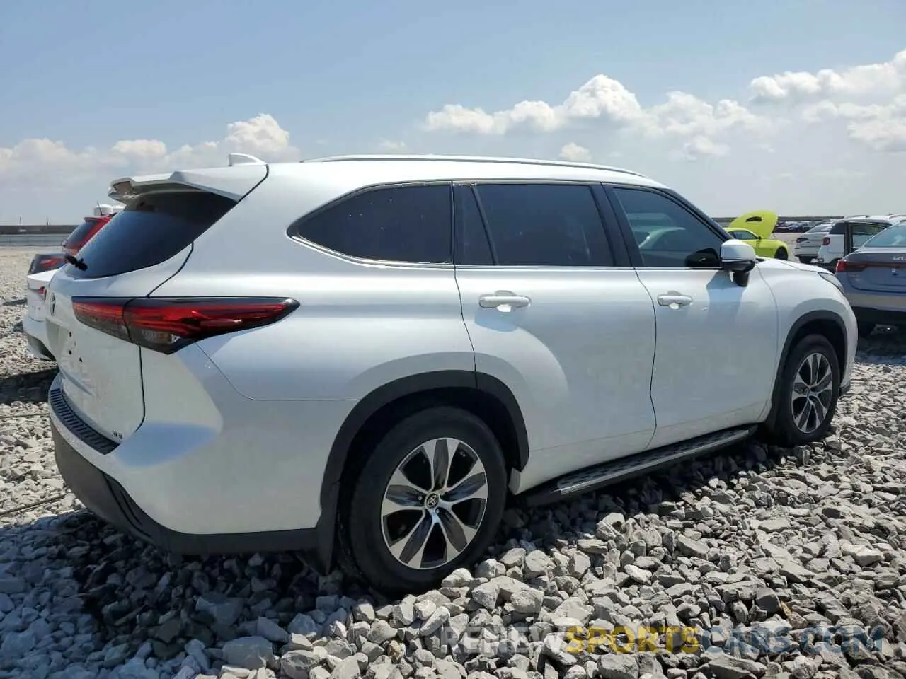 3 Photograph of a damaged car 5TDGZRAH0NS553202 TOYOTA HIGHLANDER 2022