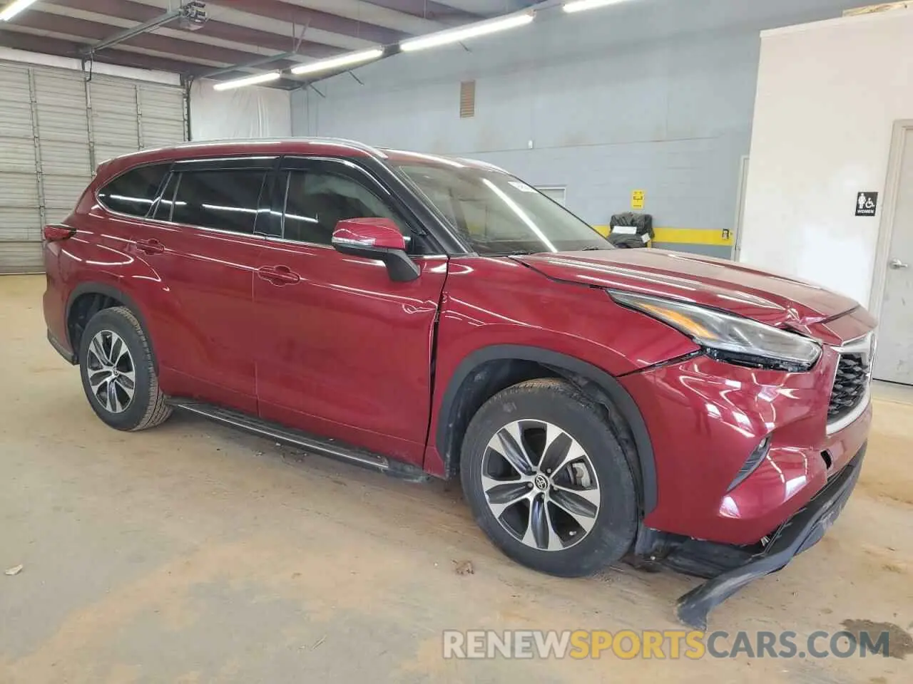 4 Photograph of a damaged car 5TDGZRAH1NS135845 TOYOTA HIGHLANDER 2022