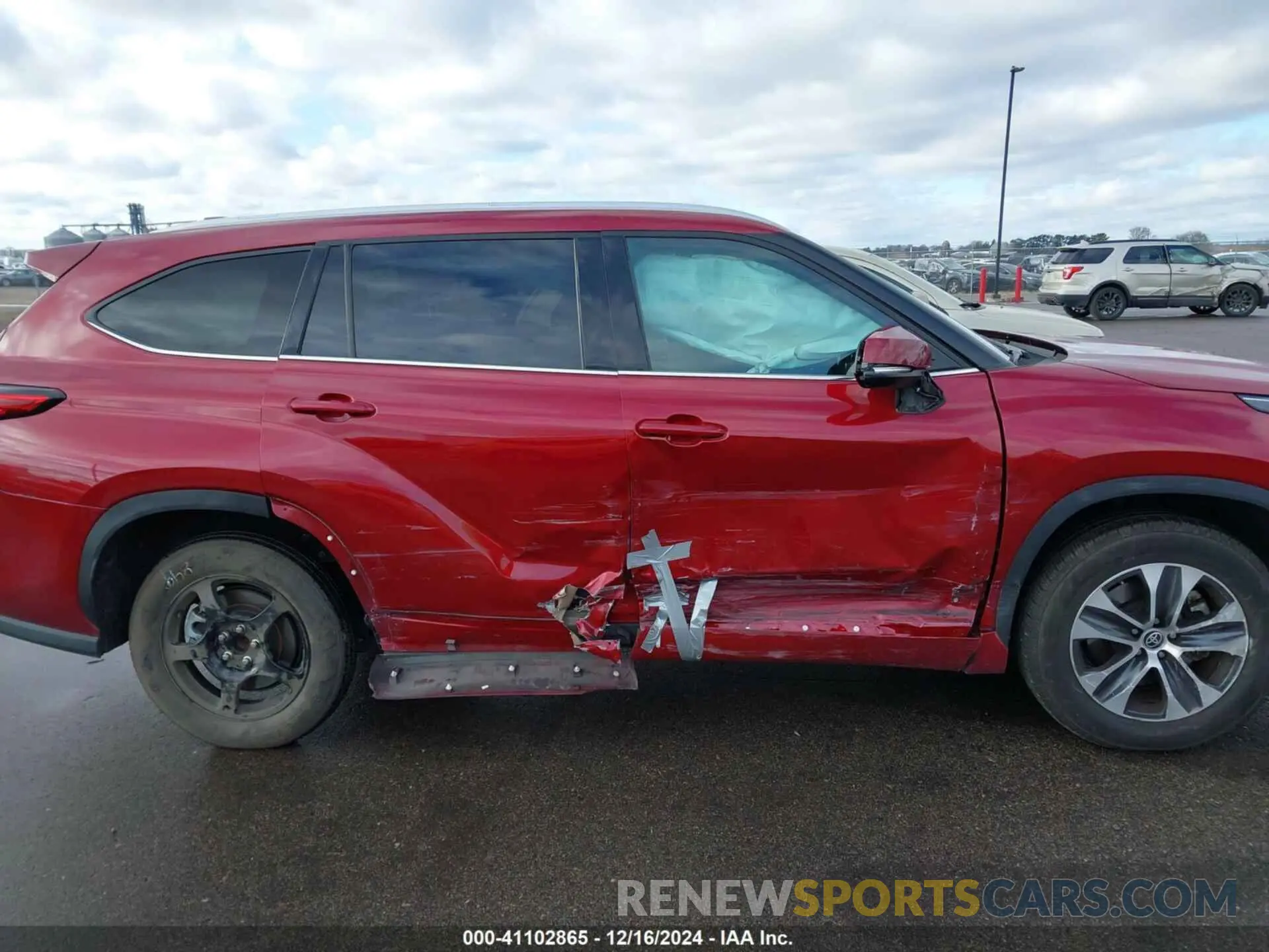 13 Photograph of a damaged car 5TDGZRAH1NS544346 TOYOTA HIGHLANDER 2022