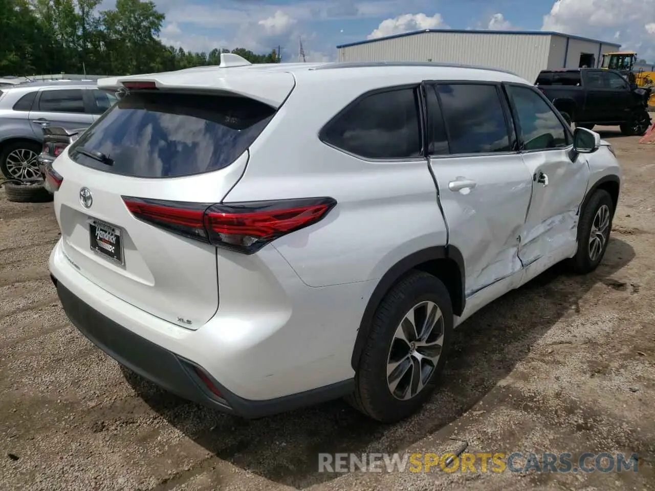 4 Photograph of a damaged car 5TDGZRAH1NS552835 TOYOTA HIGHLANDER 2022
