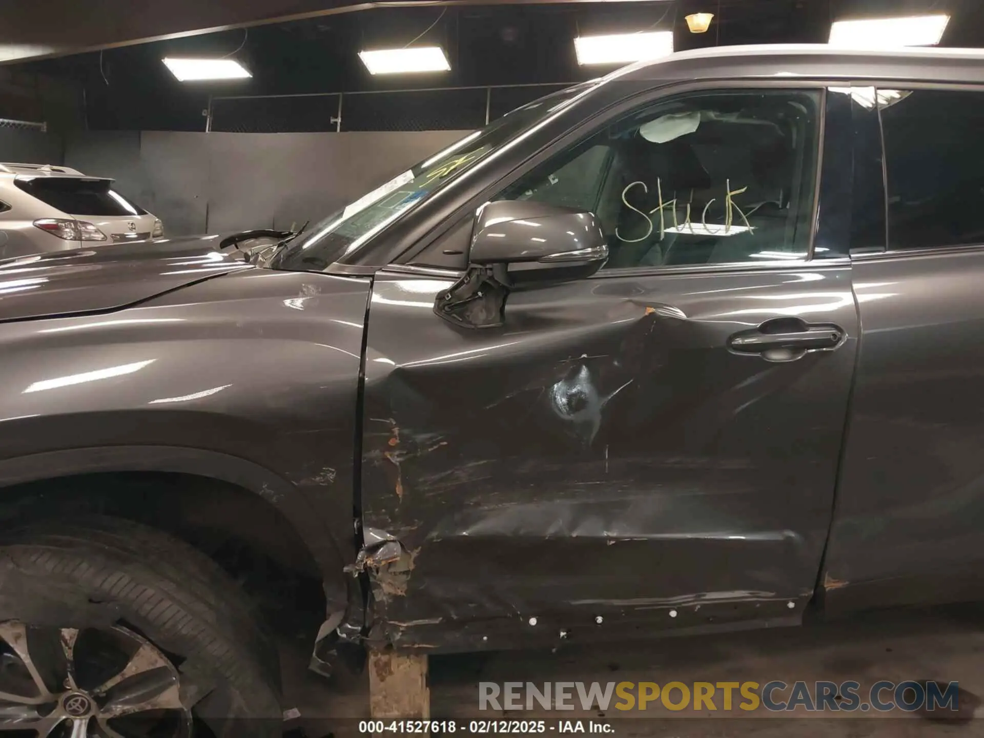 17 Photograph of a damaged car 5TDGZRAH2NS544100 TOYOTA HIGHLANDER 2022