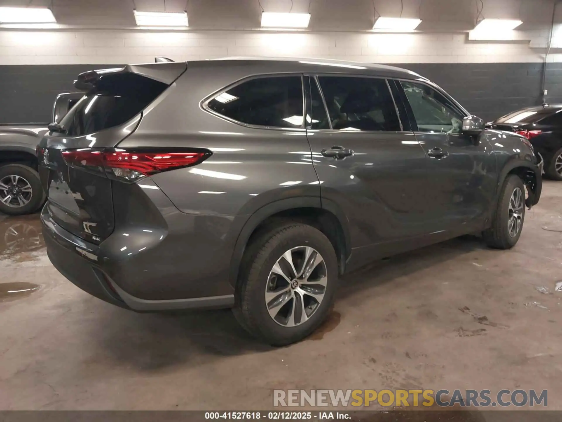 4 Photograph of a damaged car 5TDGZRAH2NS544100 TOYOTA HIGHLANDER 2022